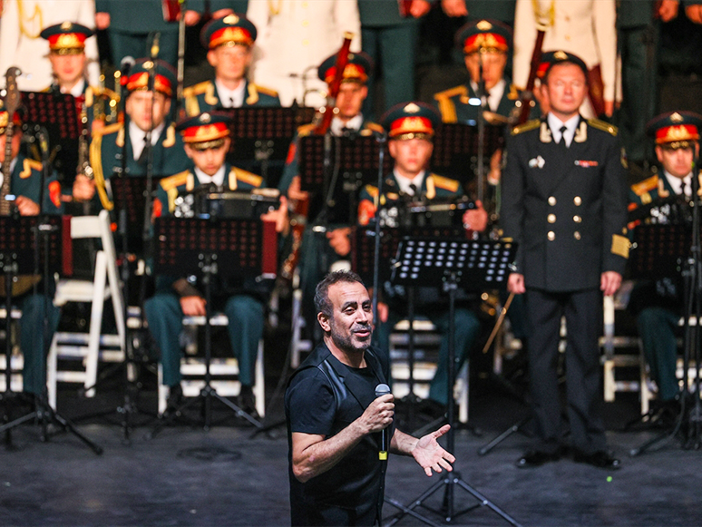 Rus Kızılordu Korosu ve Haluk Levent İzmir'de Konser Verdi