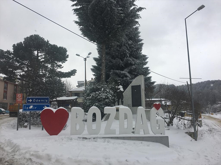 İzmir Bozdağ'da Kar Kalınlığı 25 Santimetreye Ulaştı
