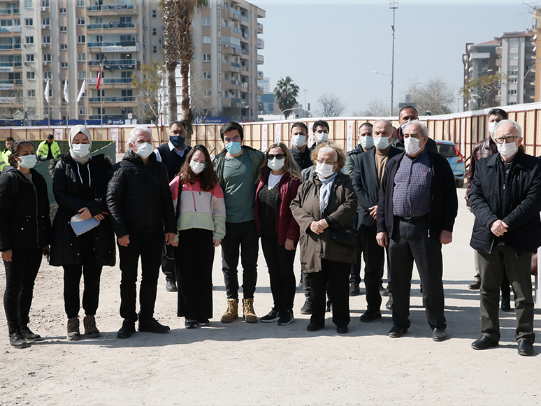 İzmir'de Depremde Yıkılan Rıza Bey Apartmanı Sakinleri Ev İstiyor