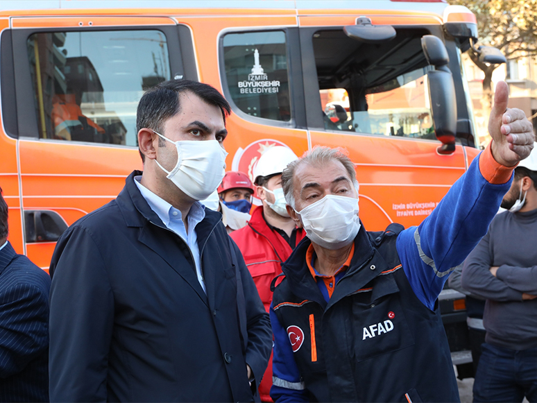 Bakan Kurum, Ağır Hasar Gören Binalarda ve Enkaz Alanlarında İncelemelerde Bulundu