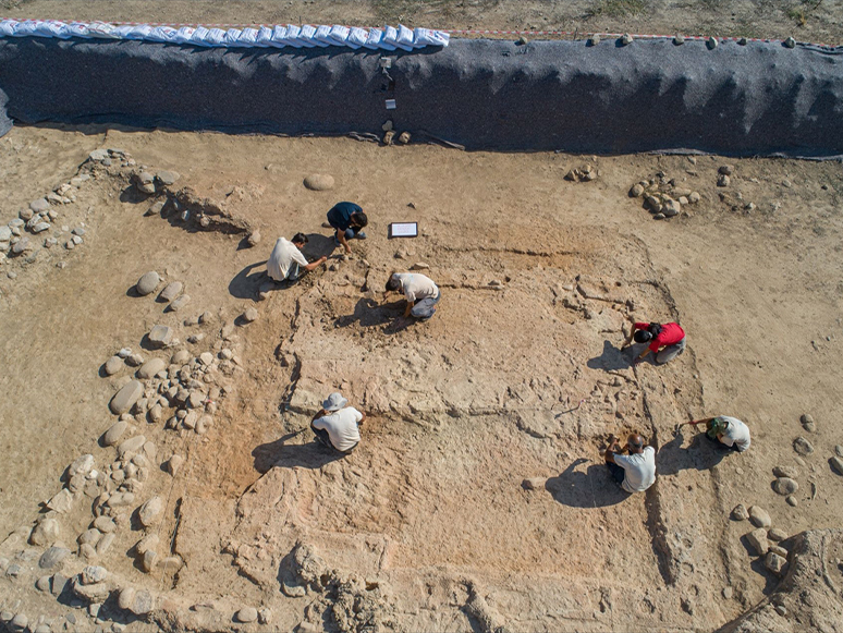 İzmir'deki Yeşilova Höyüğü Kazılarında Balık Avında Kullanılan Ağırlıklar Bulundu