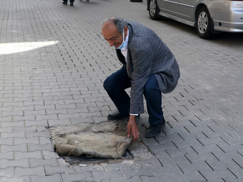 İzmir'de Kanalizasyondan Gelen Koku Nedeniyle Mazgalların Üzerine Halı ve Kilim Örttüler