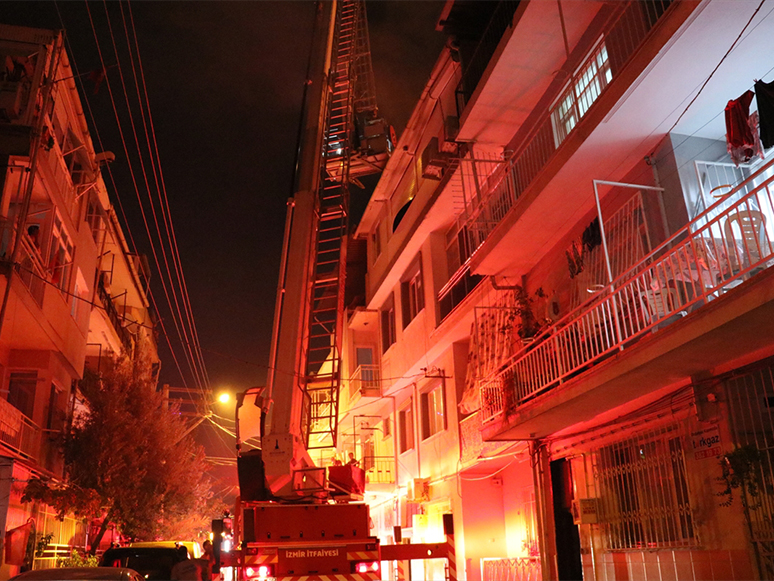 İzmir'de Tüp Patlaması Sonucu Evde Hasar Oluştu