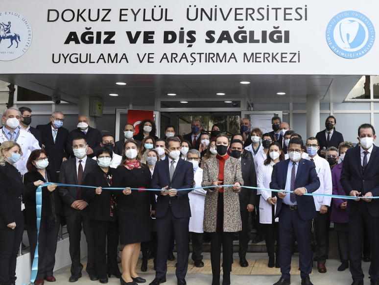 İzmir'de Tam Donanımlı Ağız ve Diş Sağlığı Merkezi Hizmete Girdi