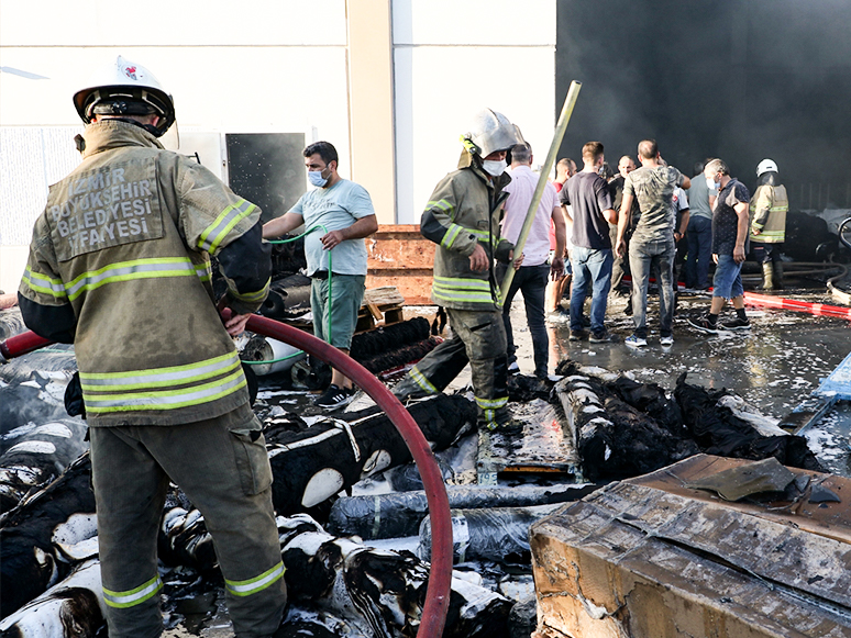  Menemen’de Fabrikada Çıkan Yangın Hasara Neden Oldu