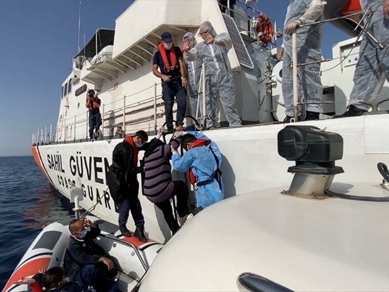 İzmir'de Türk Kara Sularına İtilen Düzensiz Göçmenler Kurtarıldı