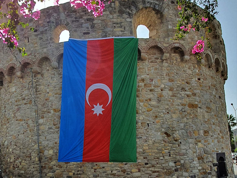Çeşme Esnafından Azerbaycan'a Bayraklı Destek