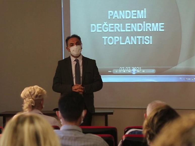 İzmir'de Bir Hastanede Sağlık Çalışanları, Ailelerinden Gelen Sürpriz Mesajlarla Duygulandı