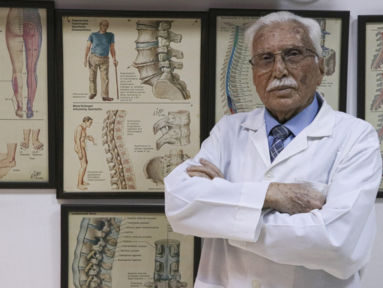 Ortopedinin 90 Yıllık Çınarı, 66 Yıldır Beyaz Önlüğünü Çıkarmıyor