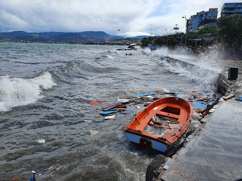 İzmir'in Dikili İlçesinde Fırtına Nedeniyle Bazı Balıkçı Tekneleri Battı