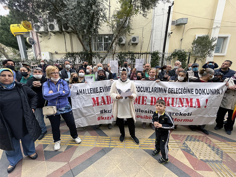 Bornova'da Kentsel Dönüşüm Projesine Karşı Çıkan Bir Grup Belediye Önünde Eylem Yaptı