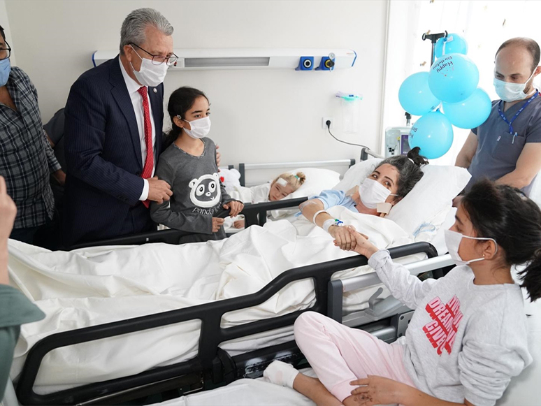 Enkazdan 65 Saat Sonra Çıkarılan Elif Bebek, Ailesiyle Hastanede Buluştu
