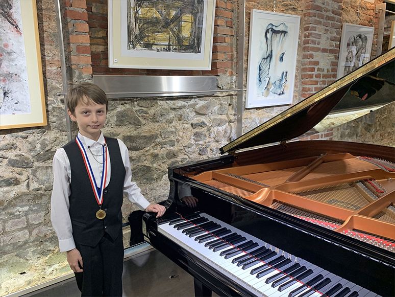 Türk Piyanistler 11 Yaşındaki Nisan ile 10 Yaşındaki İrfan, Romanya Merkezli Yarışmada Birincilik Elde Etti