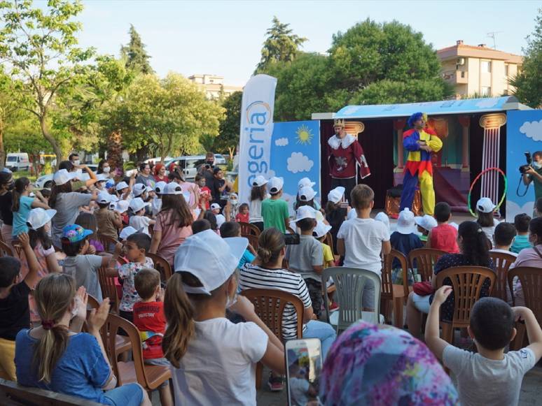 Sanatçının Tiyatro Aşkı Gezici Sahneye Dönüştü