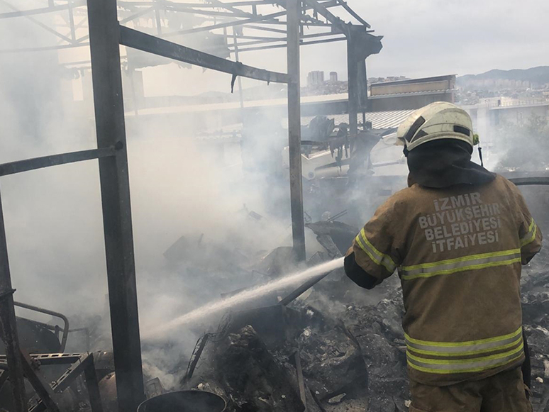 İzmir'de Polyester Atölyesindeki Yangın Hasara Neden Oldu