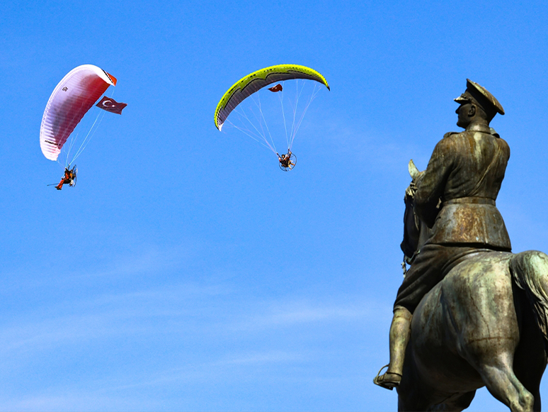 İzmir'de İki Paramotorcu, Sağlık Çalışanları İçin Havalandı