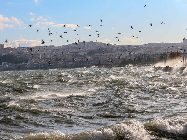 İzmir'de Arabalı Vapur Seferleri Fırtına Nedeniyle Durduruldu