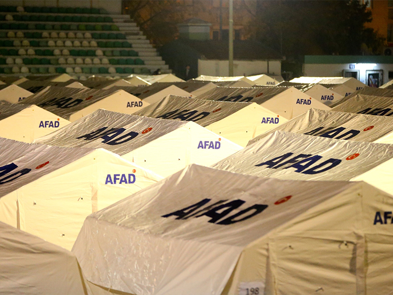 İzmir'de Depremin Yaraları Sarılıyor