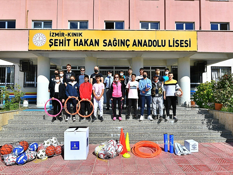 İzmir Büyükşehir Belediyesi’nden 30 İlçede 1500 Okula Spor Desteği