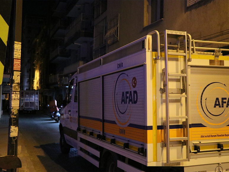 İzmir'de Duvarlarında Çatlama Meydana Gelen 4 Katlı Bina Tedbir Amaçlı Boşaltıldı