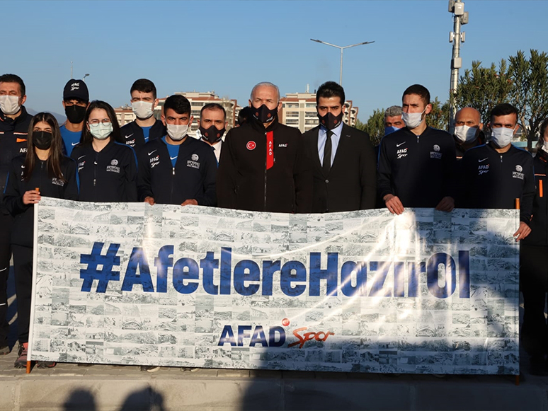 Genç Sporcular AFAD Gönüllüsü Olsun Projesine Katılan Sporcular Depremzede Çocuklara Oyuncak Dağıttı