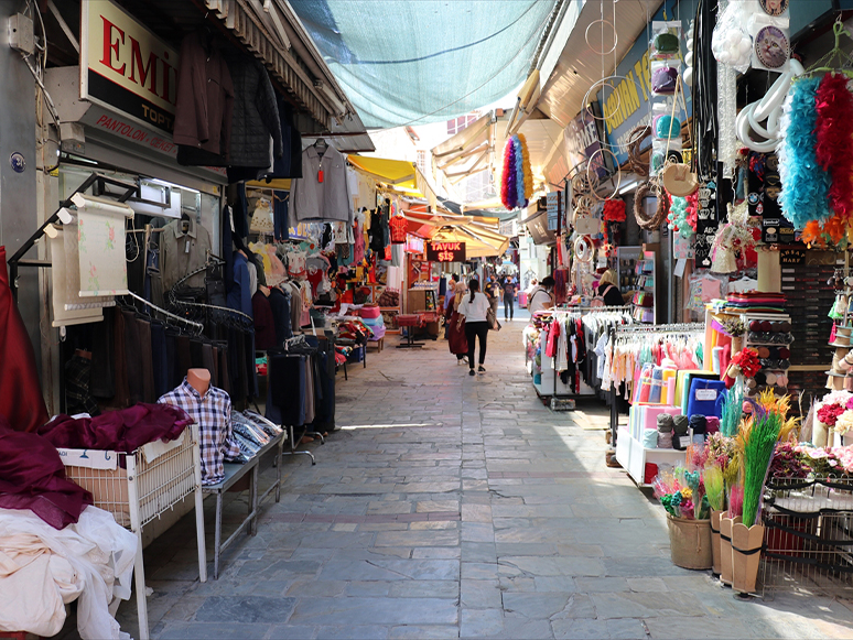 İzmir'deki Tarihi Kemeraltı Çarşısı'nda Kademeli Normalleşmenin Başlamasıyla İş Yerleri Açıldı