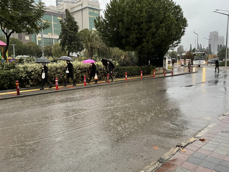 İzmir'de Sağanak Ulaşımda Aksamalara Neden Oldu