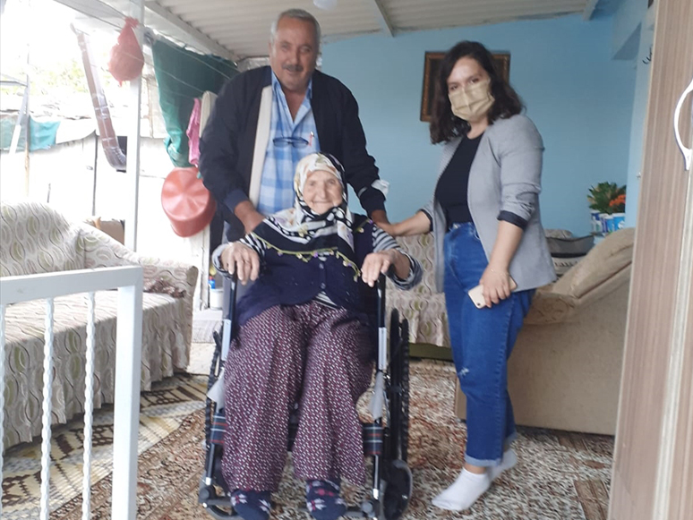 Bergama Belediye Başkanı Koştu'dan 102 Yaşındaki Kadına Tekerlekli Sandalye