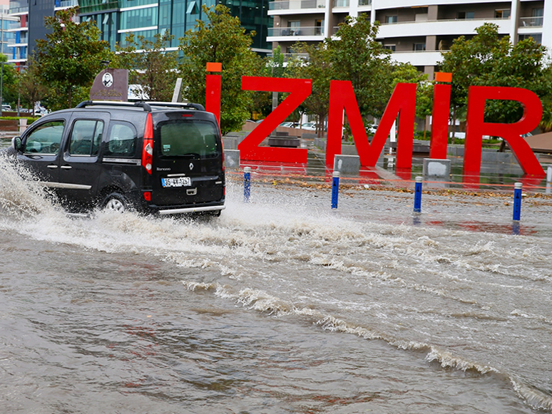 İzmir'de Sağanak Etkili Oldu