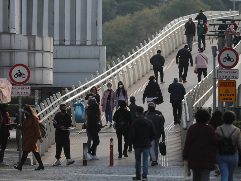 Covid-19 Vakalarında Artış Kaydedilen İzmir'in İşlek Noktalarında Yoğunluk Gözlendi