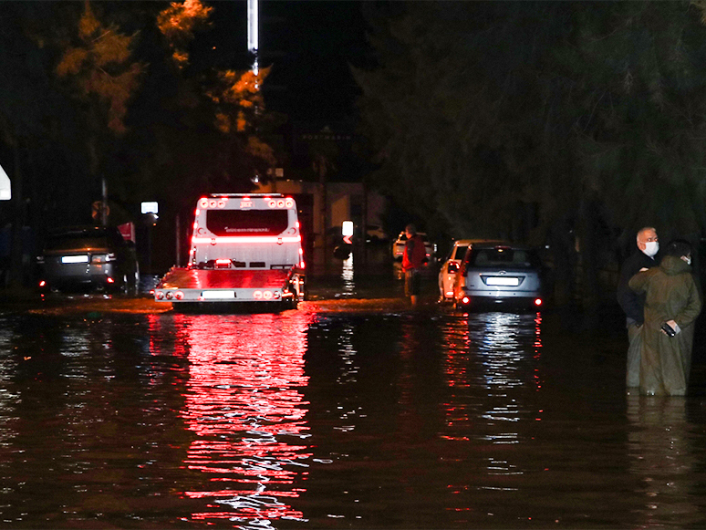 Yağışın Ardından Denizin Taşması Sonucu Araçlar Su Altında Kaldı