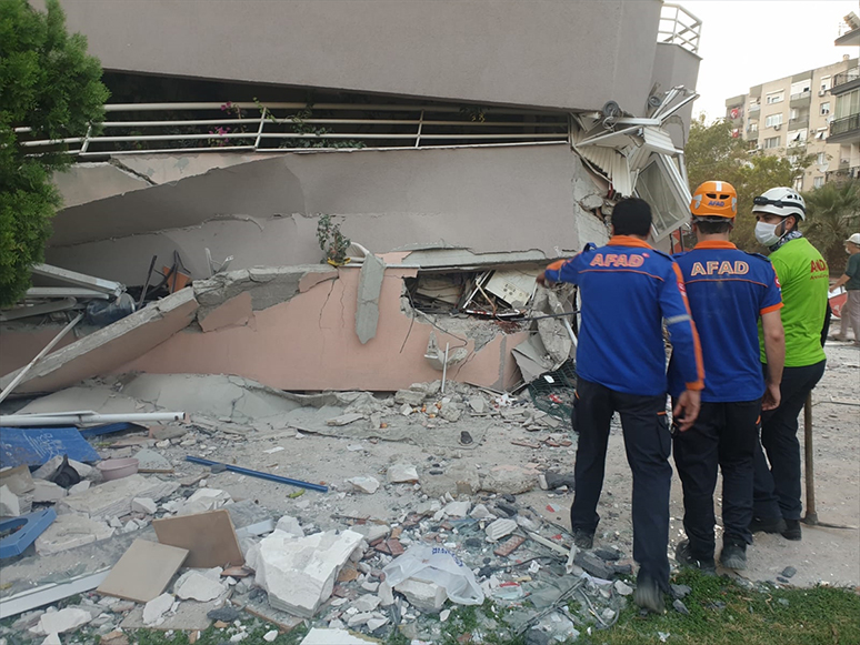 İzmir'deki Depremde Yaralı Sayısı 152'ye Yükseldi
