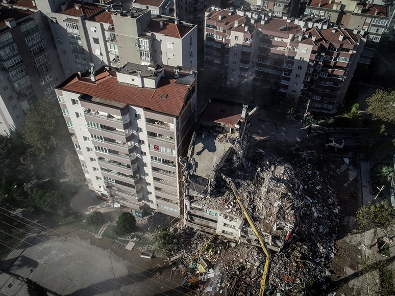 İzmir'deki Depremde İki Katı Çöken Yılmaz Erbek Apartmanı'nda Yıkım Çalışmaları Tekrar Başladı