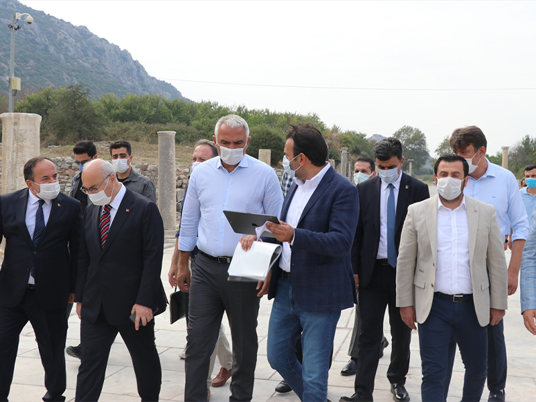 Kültür ve Turizm Bakanı Ersoy, Efes Antik Kenti'nde İncelemelerde Bulundu