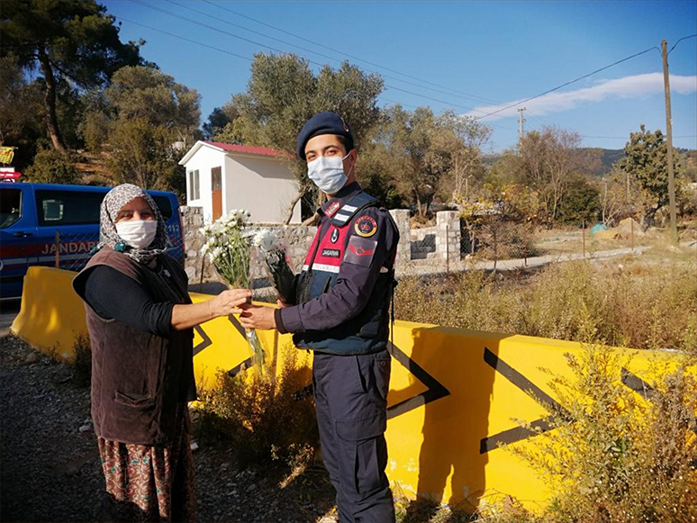 İzmir'de Jandarmadan Kadınlara Karanfil