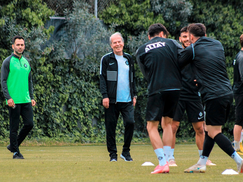 Mustafa Denizli, Altay'da İlk Antrenmanına Çıktı