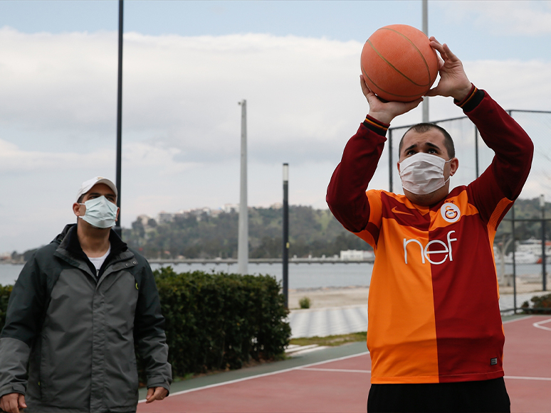 Sporla Yüzü Gülen Zihinsel Engelli Mert'in Hayali Galatasaraylı Futbolcularla Tanışmak