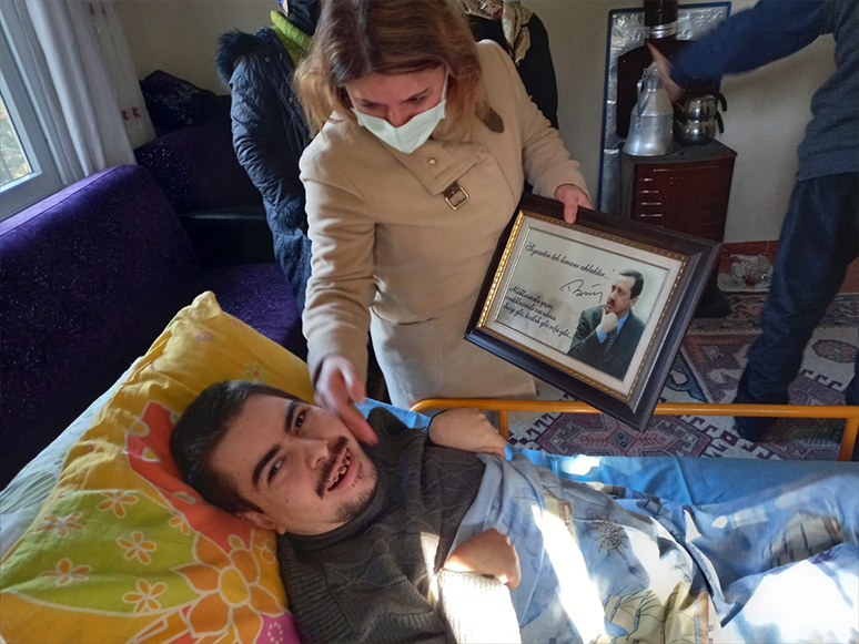 İzmir'de Engelli Genç 25 Yıl Sonra Hayırseverlerin Desteğiyle Hasta Yatağına Kavuştu