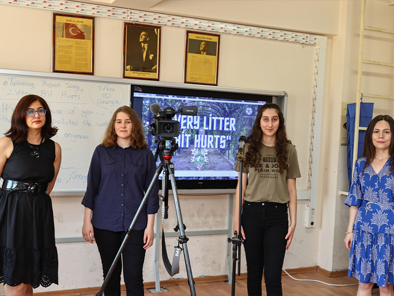 İzmir'de Lise Öğrencileri Su Kirliliğine Dikkat Çekmek İçin İngilizce Rap Şarkısı Yapıp Klip Çekti