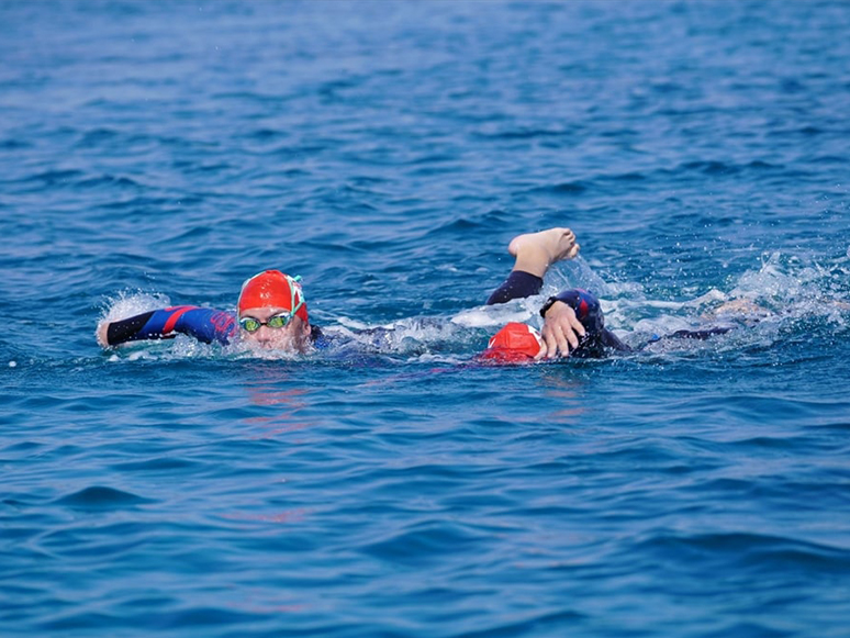 Otizmli Sporcu Tuna Tunca, Sakız'dan Çeşme'ye Yüzdü