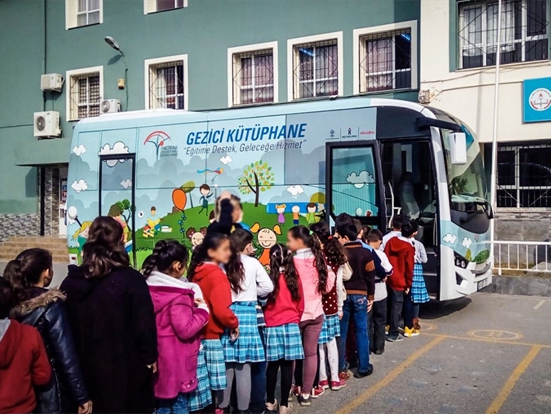 Gezici Kütüphane Projesi ile Okul Ziyaretleri Devam Ediyor