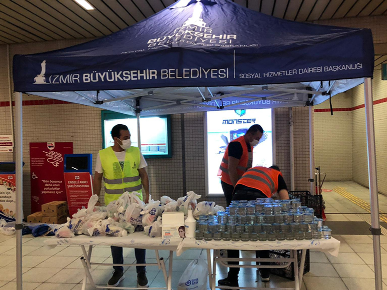 Metro Yolcularına İftar Paketi