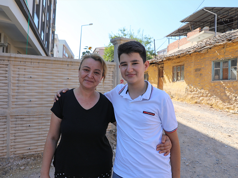 İzmir Depreminin Simge İsimlerinden Günay, Geçirdiği Ameliyatların Ardından Futbol Oynamaya Başladı