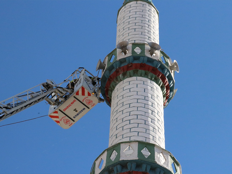 İzmir'deki Fırtınada Bir Caminin Minaresinden Beton Parçaları Düştü