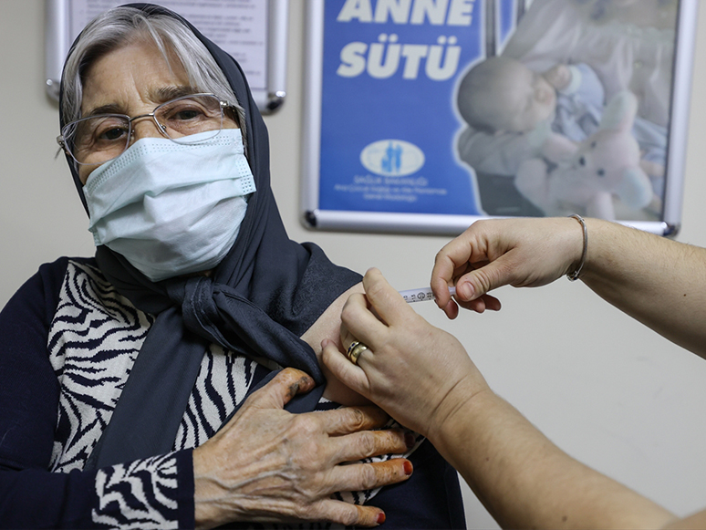 İzmir'de 425 Bin Doz CoronaVac Aşısı Uygulandı