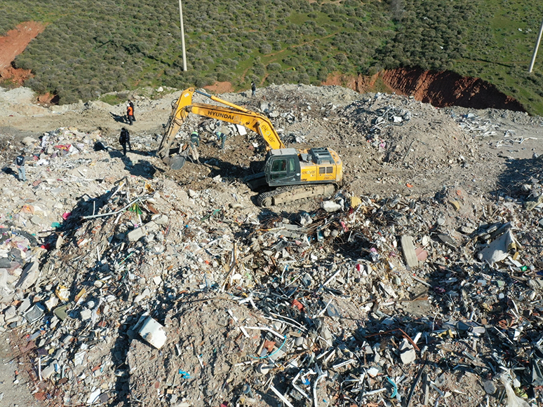 İzmirli Depremzedelerin Eşyaları İçin Moloz Yığınları Arasında Hassas Çalışma Yürütüyorlar