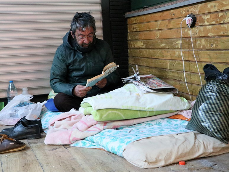 Sokakta Yaşayan 60 Yaşındaki Adam Elektrikli Battaniyeyle Soğuk Kış Gecelerini Geçiriyor