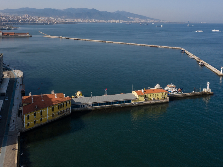 İzmir'de Kıyılardaki Su Çekilmesi Deniz Ulaşımını Olumsuz Etkiliyor