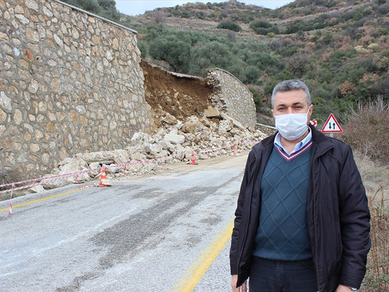 Ödemiş'te Mezarlığın İstinat Duvarı Yağışlar Nedeniyle Çöktü