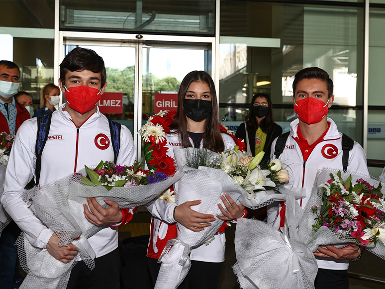 Avrupa Trampolin Cimnastik Şampiyonası'nda Gümüş Madalya Kazanan Sıla Karakuş, İzmir'e Geldi